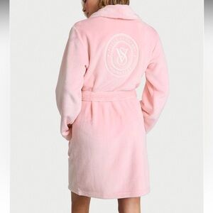 Victoria's Secret Pink Plush Robe NEW